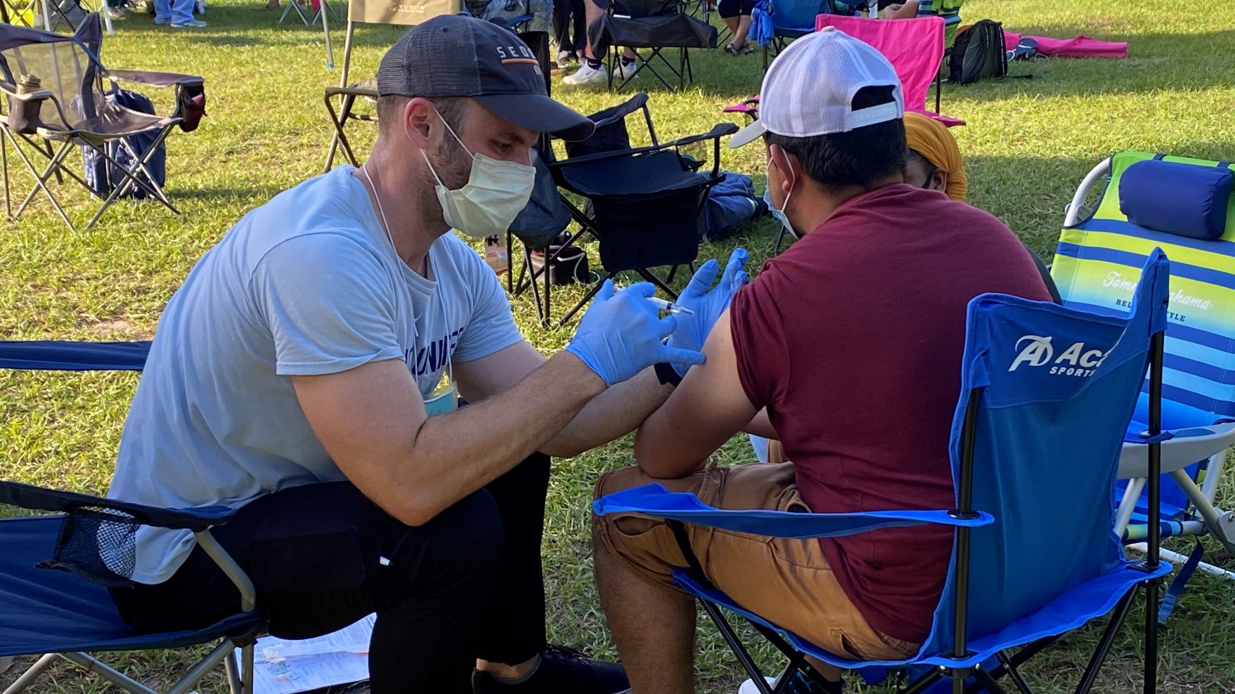 PA student administering covid vaccine