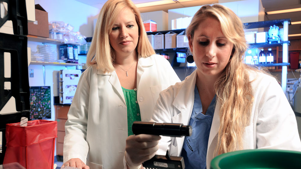 Dr. Mandy Ford mentoring a surgical resident in her lab.