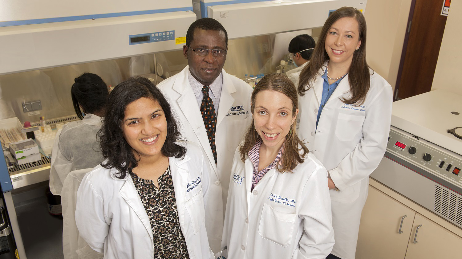 mentor with mentees in lab setting